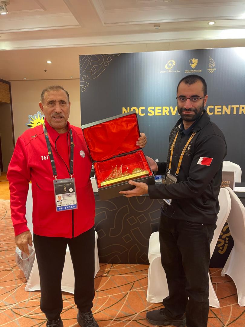 الصرمي تسلمه بالنيابة عنه.. إهداء درع الأولمبية البحرينية للاكوع